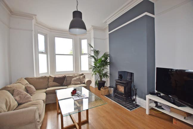 Available Now – Spacious Double Room Next to Victo Main Photo