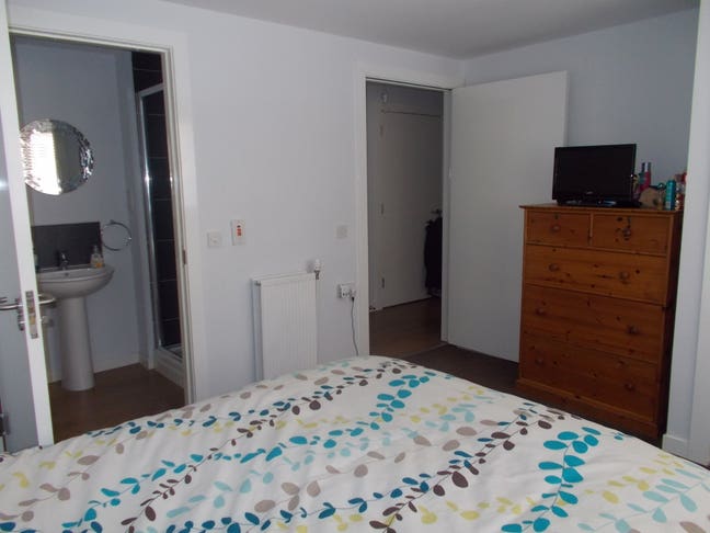 Double En Suite Furnished Room Available Main Photo