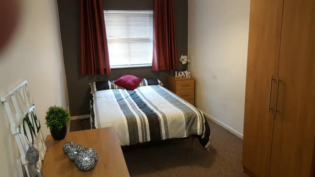 Delightful Self Contained Studio - No Fees!  Main Photo