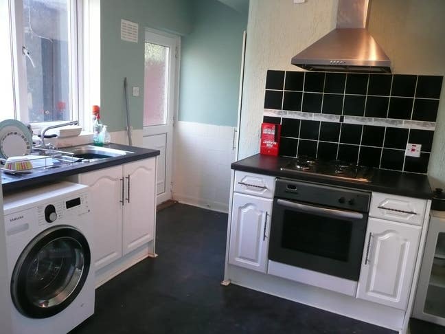 Double room near universities and supermarket   Main Photo