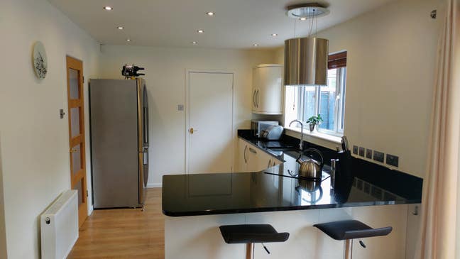 Bright Clean room in large house with garden Main Photo