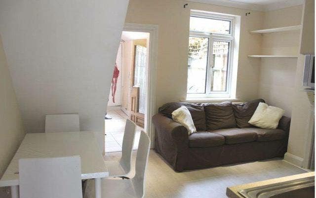 4 beds House &pound;3100 total house or room split  Main Photo