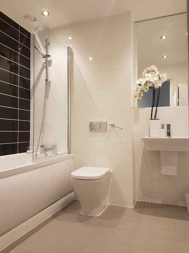Lovely, large, clean double room with seating area Main Photo
