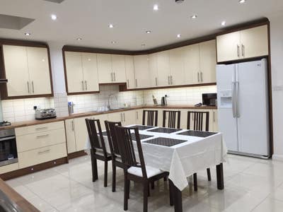 Lovely en-suite for Single  professionals! Main Photo