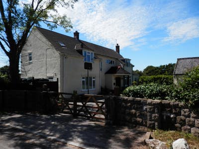 Lovely Room near Airport/Langford Vets, bills inc Main Photo