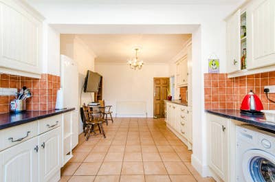 Single Furnished Room - Vegetarian only Main Photo