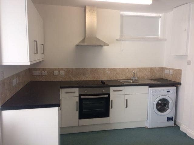 Chichester, 1min from cross, Semi-basement studio Main Photo