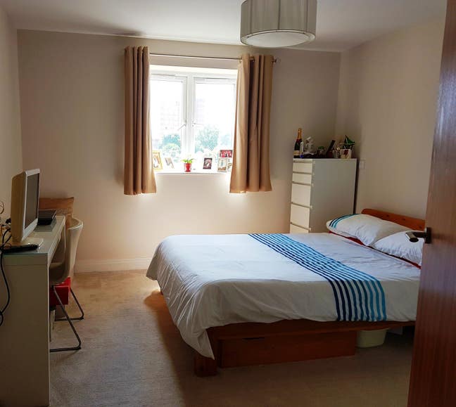 Double room in 3 bedroom spacious flat  Main Photo