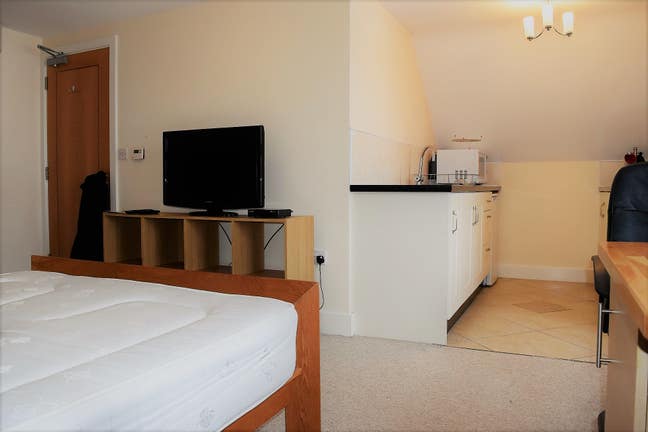 Zero Deposiit Option Bills Included-Studio Poole Main Photo