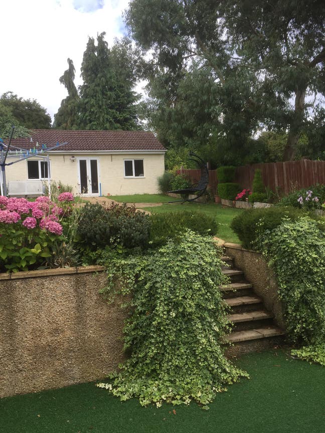 Newly decorated home on market- rooms to let  Main Photo