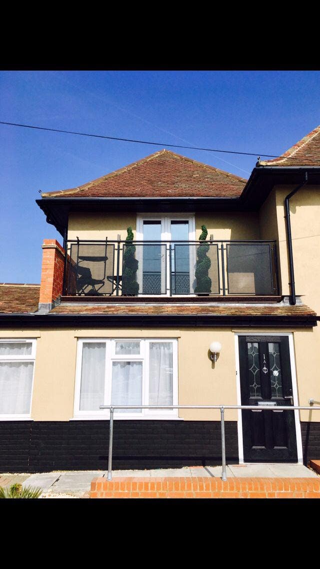 Modern double room, ensuite, balcony and parking Main Photo