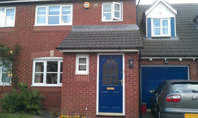Double bedroom, tons of storage & desk! Must view! Main Photo