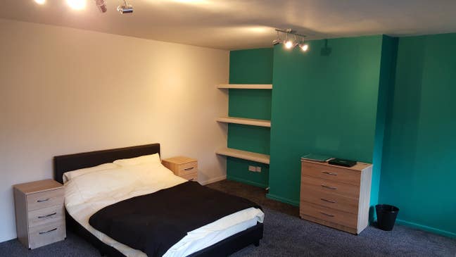 No Deposit, Large double, clean nice room in B19 Main Photo