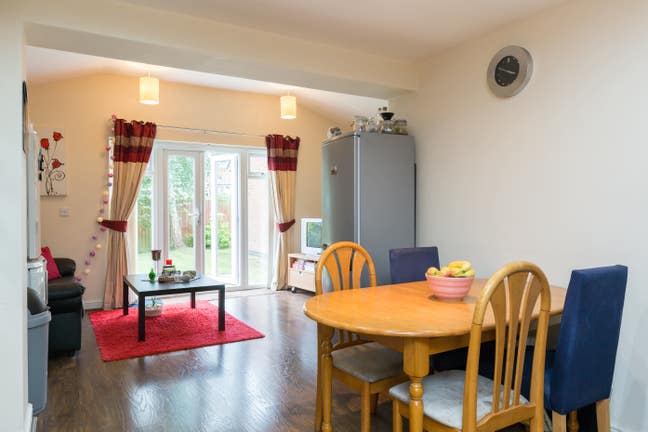 Large & small  bedroom in modern detached Bearwood Main Photo