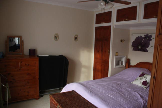 Double bedroom / private bathroom MON-FRI Main Photo