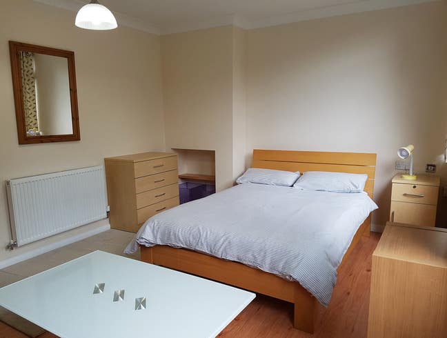 Ground floor bedsit with bathroom,  Modern decor Main Photo