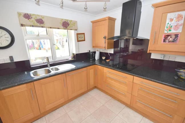 5 bed house, 2 bathrooms quiet location near Lough Main Photo