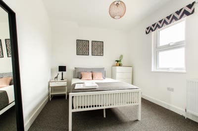 Brand newly refurbished room 📍no deposit  Main Photo