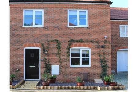 Light and airy single room for shorter-term let  Main Photo