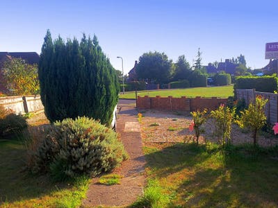 Double room in house on green 6 June 2026 Main Photo