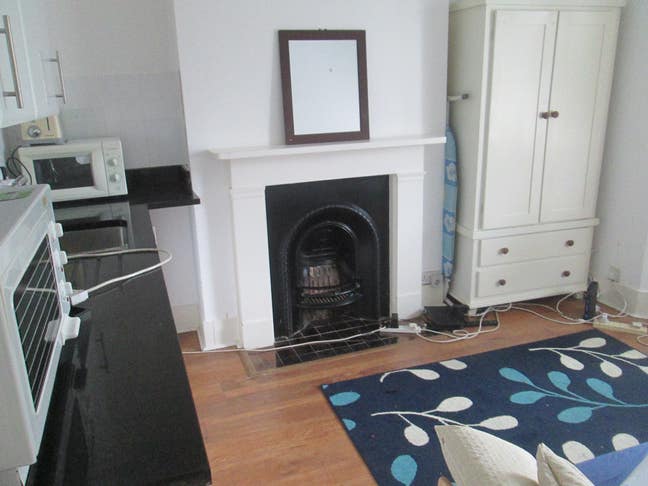 Bedsit with own kitchenette Main Photo