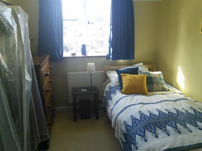 All female house - Medium sized room, single bed. Main Photo