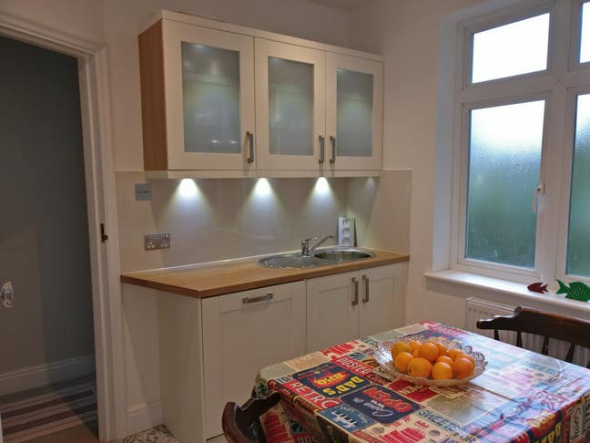 Single Sunny and Bright Room in Surbiton Main Photo