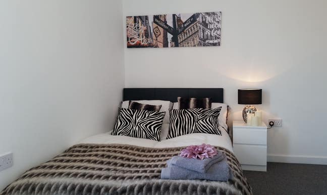 New Refurb, Next to Royton, En-Suite, NO DEPOSIT Main Photo