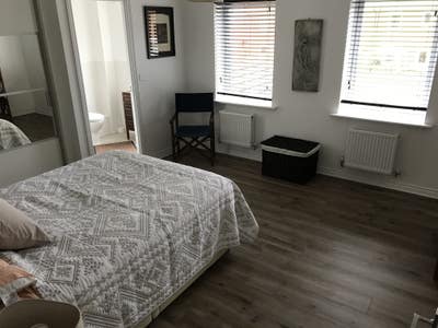 Large and bright double with en-suite Main Photo