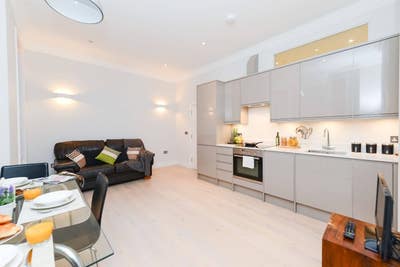 Stunning 1 and 1/2 Bedroom Flat  Main Photo