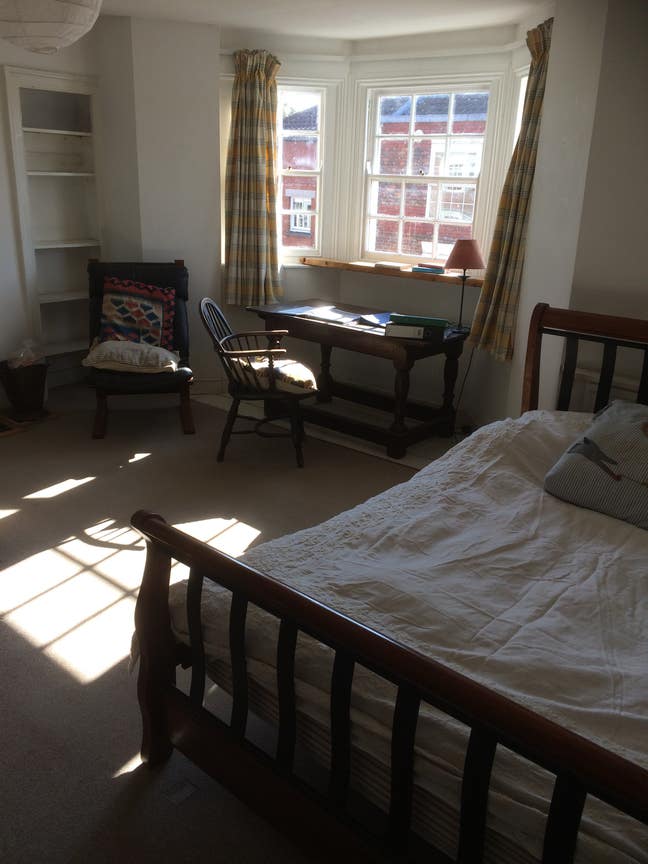 Large sunny room at the top of a private house Main Photo