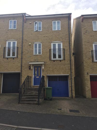 Single room in modern house Main Photo