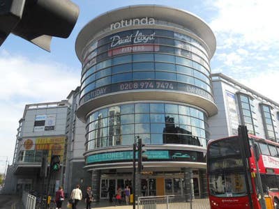 2 Mins Walk to Kingston Station and University- Main Photo