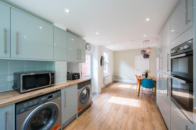 A Spacious Double Ensuite Room Available  Main Photo