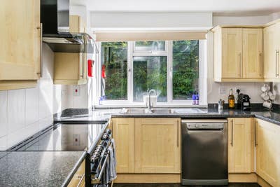 Large Double Room in Excellent Location  Main Photo