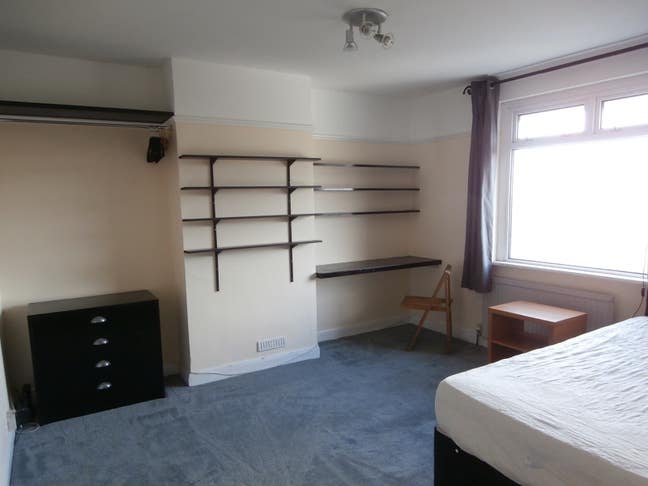 Large room to rent, in a mature family home. Main Photo