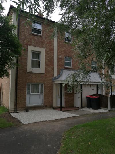 10-15mins walk to College, PRH, Hortonwoods Main Photo