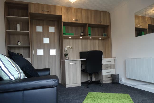 Beautifully presented 1 bed"flatlet"  Main Photo