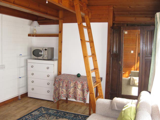 Attractive studio/bedsit to let Main Photo