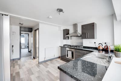 Executive 'off-suite' Room & PARKING! Full Refurb! Main Photo