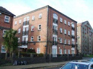 Massive 3 Bed Apartment Schooner Way Main Photo
