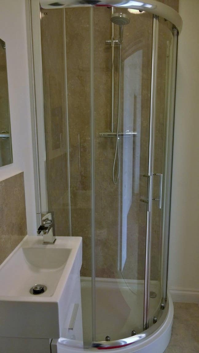 Double En-Suite Room in High Spec House Main Photo