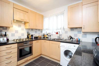 Bright Top Floor in Kingsx/Blooms All Included Main Photo