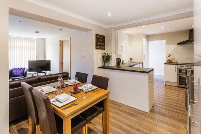 Newly Decorated Double En-Suite Room Available Now Main Photo