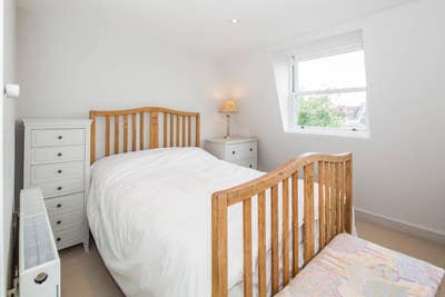 Large doubles, own ensuite, own office space Main Photo