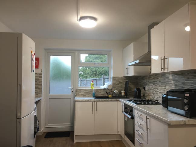 1 single room with own bathroom Main Photo