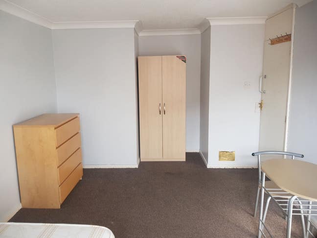 Large Double Room for One Working Tenant Main Photo