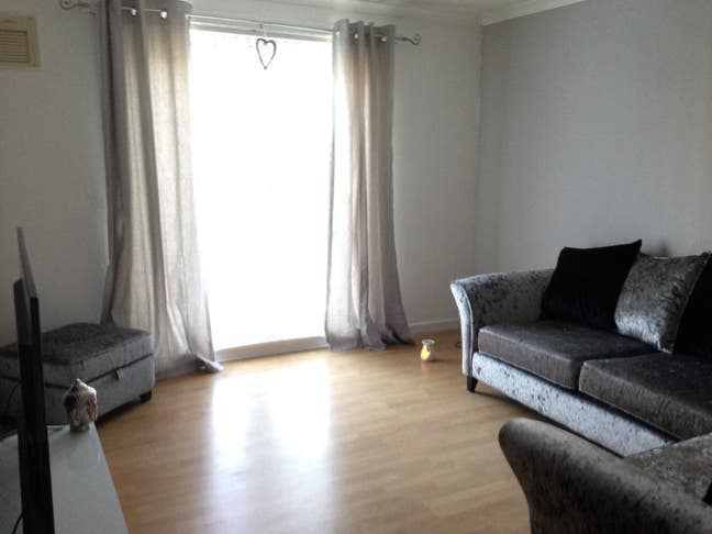2 bed grd flr flat, front drive for 2 cars Main Photo