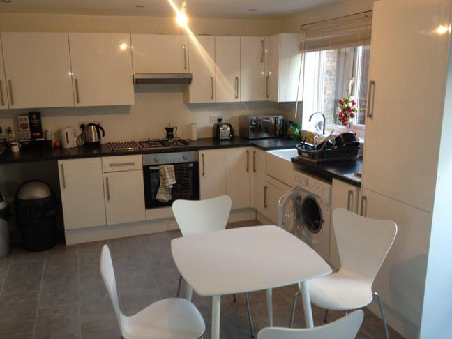 Beautiful Rooms in Lovely Spacious House Main Photo