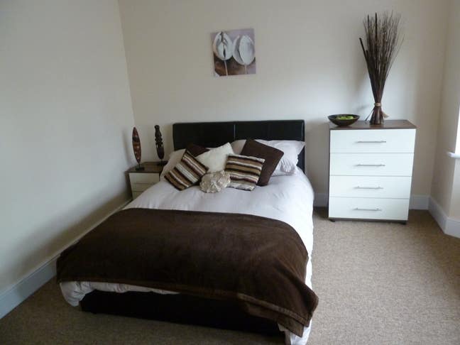 Large Double Room Close to Town & Station Main Photo